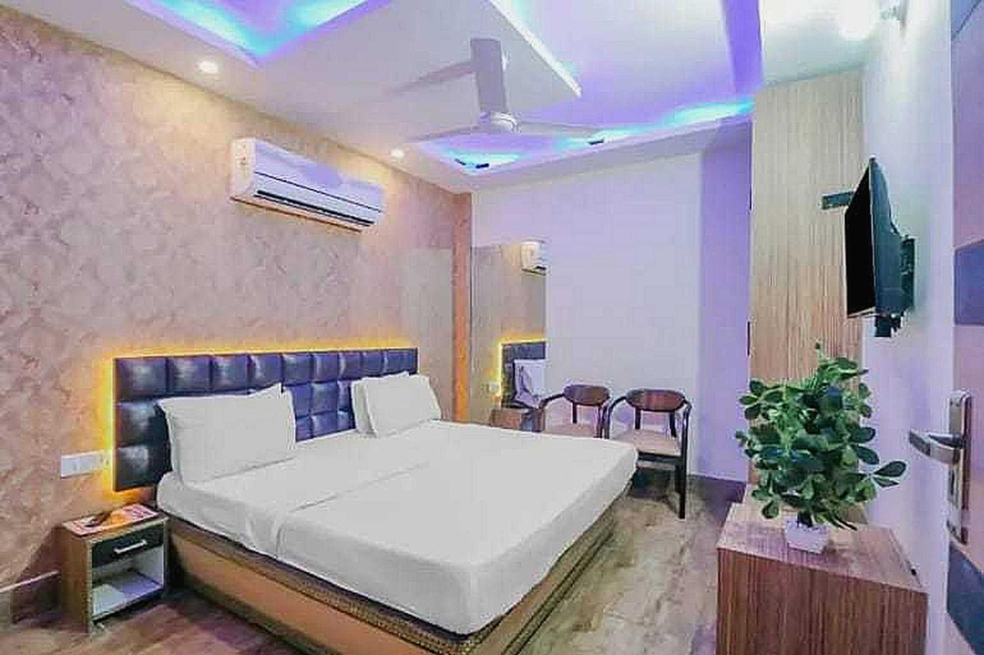 Super Hotel O Vivaan Residency Rohtak Bagian luar foto
